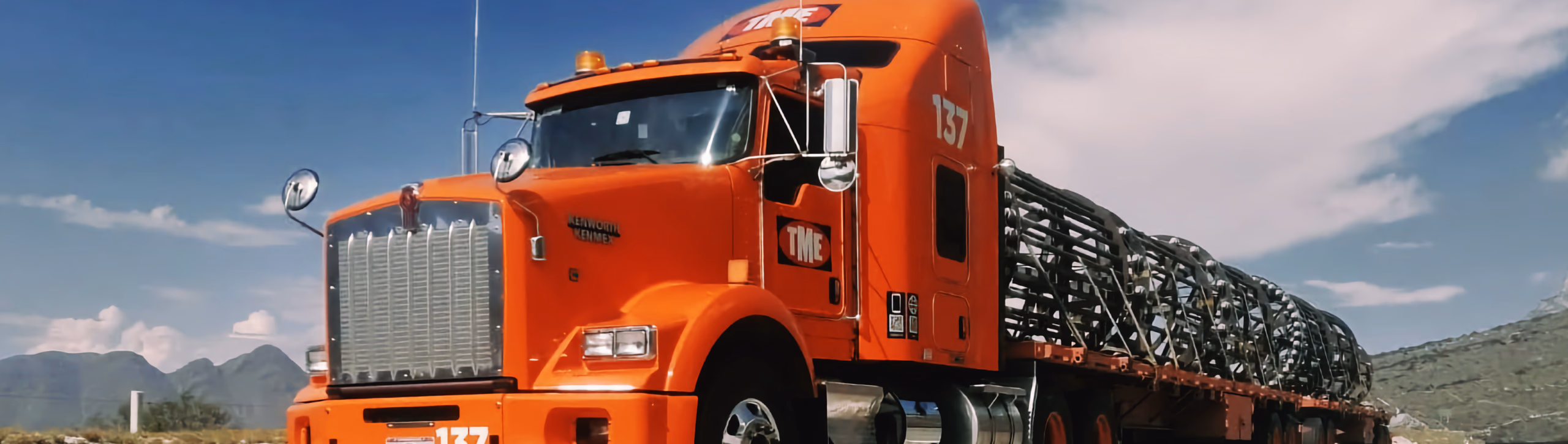 Flota TME de tractocamiones y plataformas en ruta a destinos de México